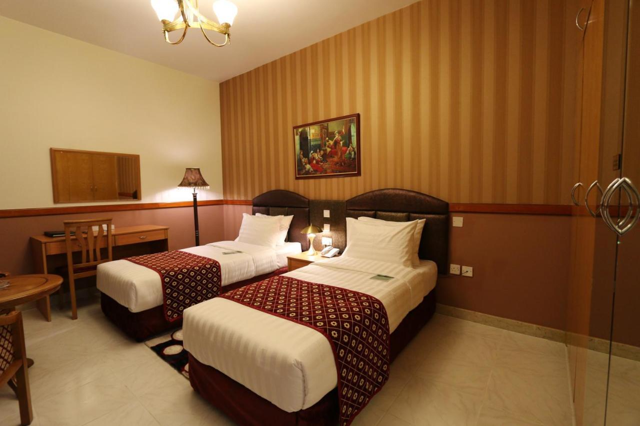 New California Hotel ドバイ エクステリア 写真