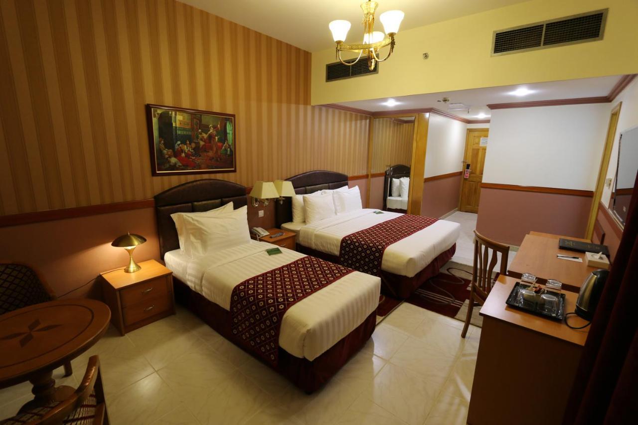 New California Hotel ドバイ エクステリア 写真