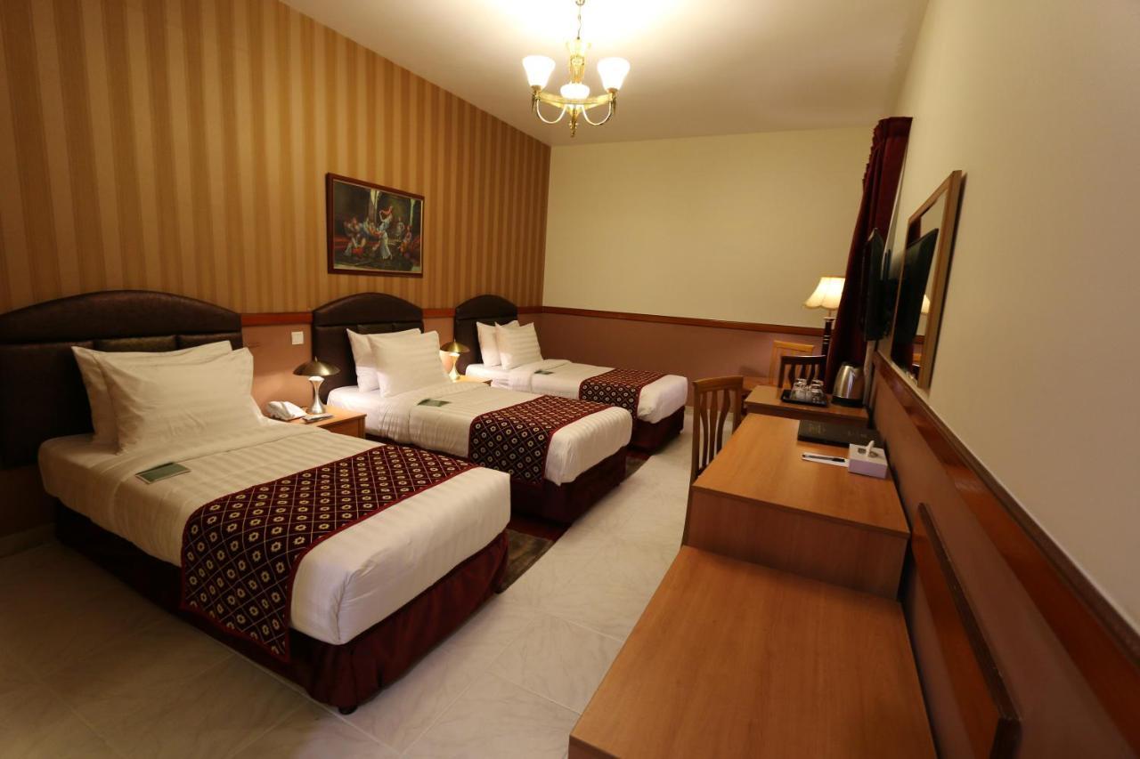 New California Hotel ドバイ エクステリア 写真