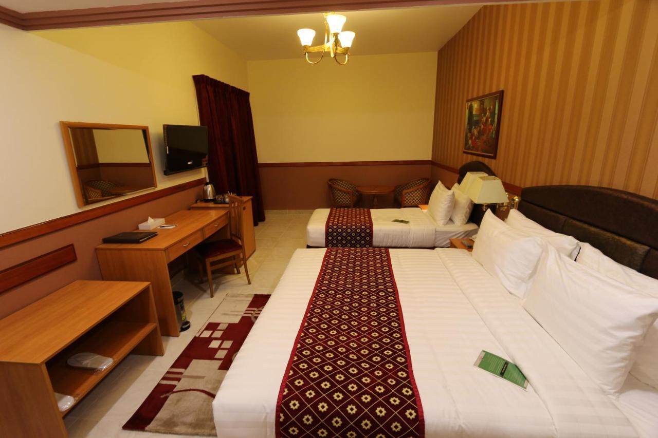 New California Hotel ドバイ エクステリア 写真