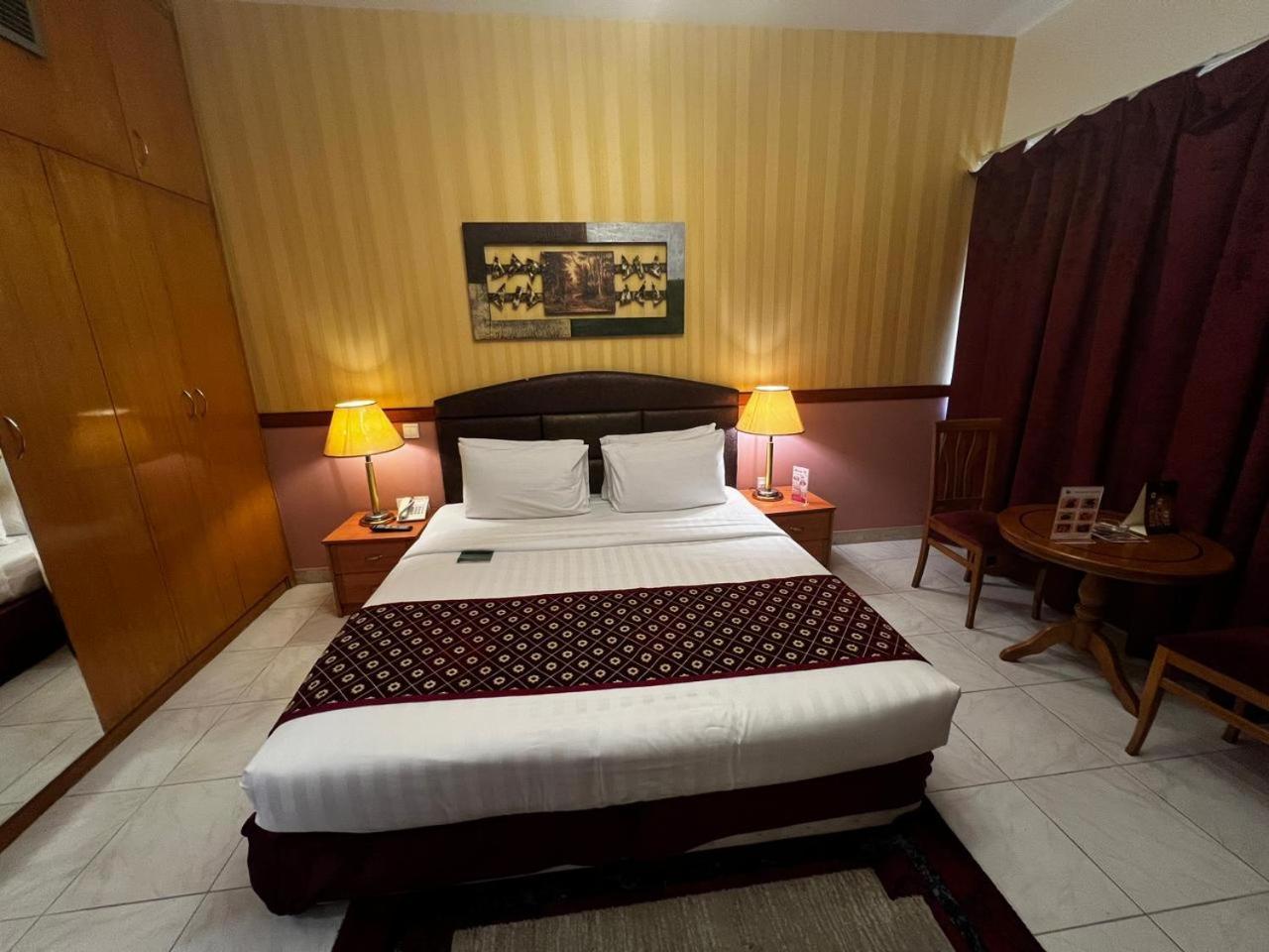 New California Hotel ドバイ エクステリア 写真