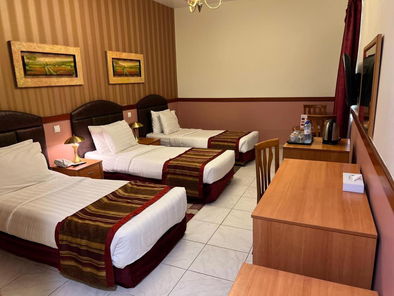 New California Hotel ドバイ エクステリア 写真