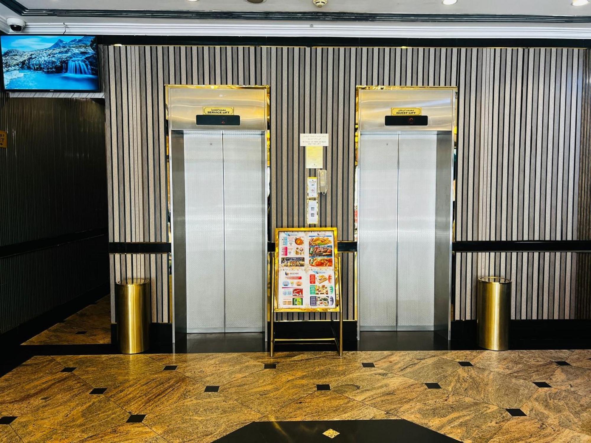 New California Hotel ドバイ エクステリア 写真